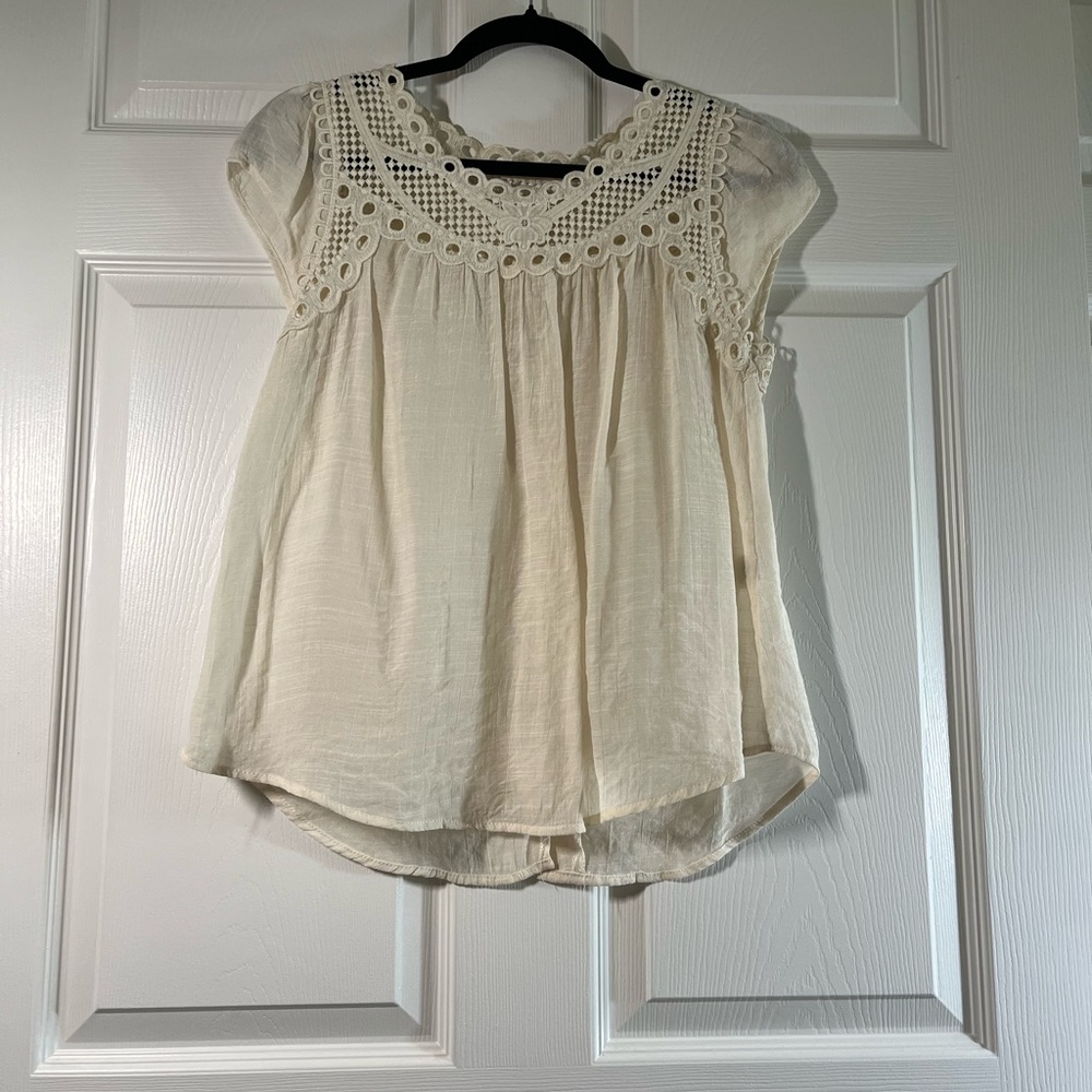 ivory Guipure lace, lightweight top with tortoise shell buttons down the back, M